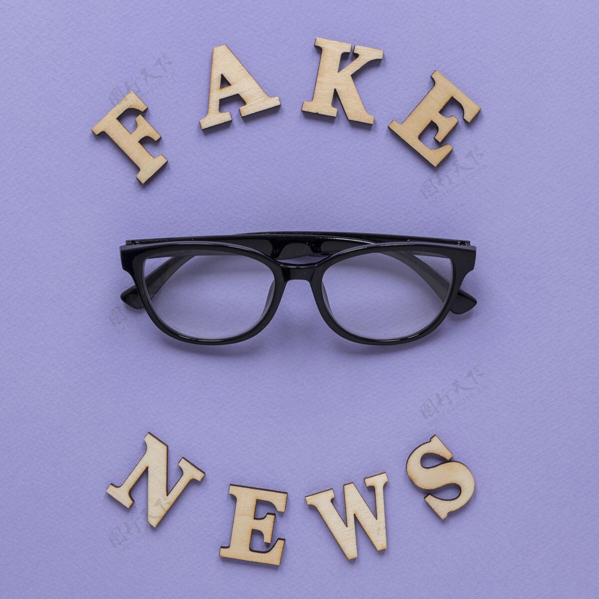 平面布局戴眼镜的假新闻词顶视图信息谎言