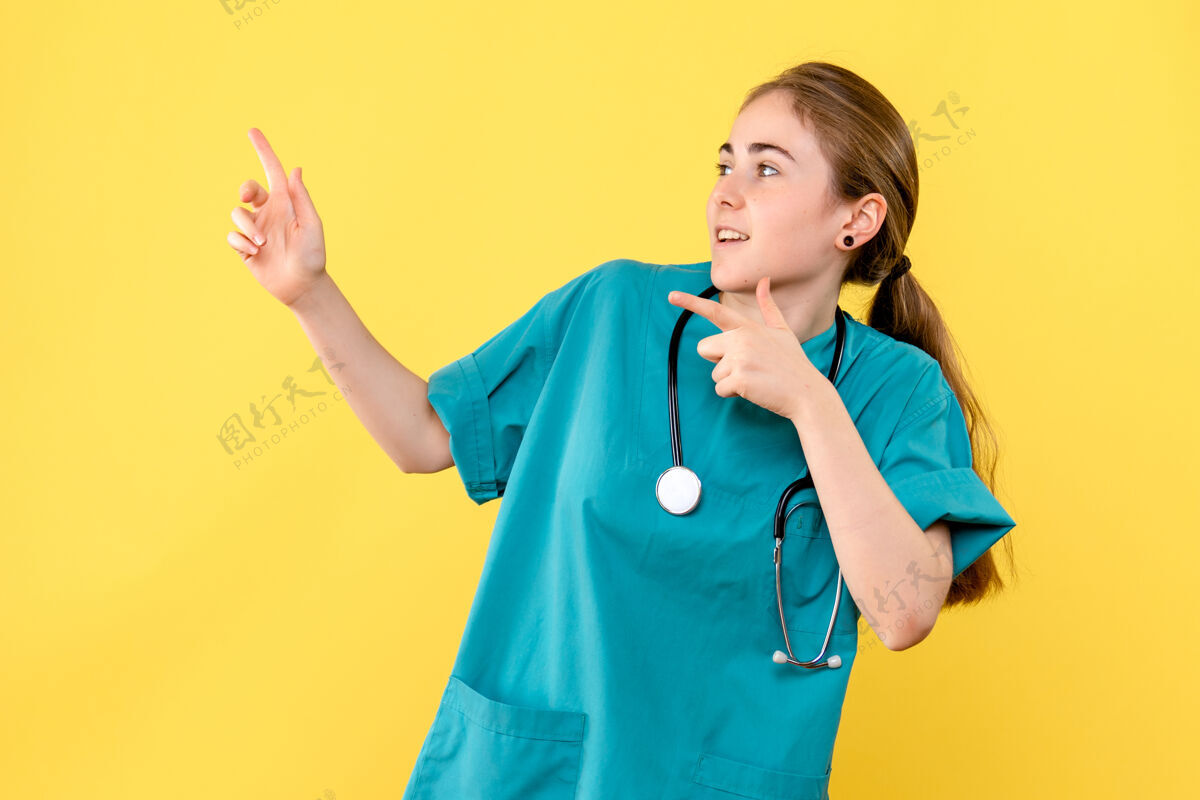 听诊器正面图黄色背景上的女医生情绪医院卫生医生医生成人工作