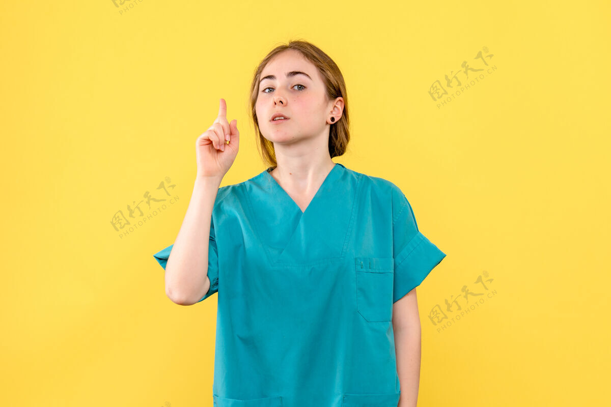 医生正面图黄色背景上的女医生健康情感医院医护人员专业工人医疗