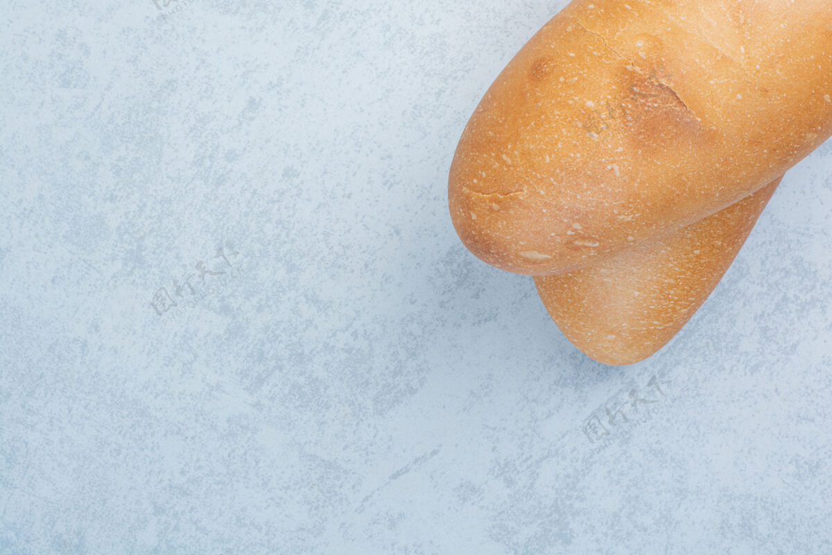 新鲜新鲜面包蓝色背景高品质的照片小麦面包卷面包房