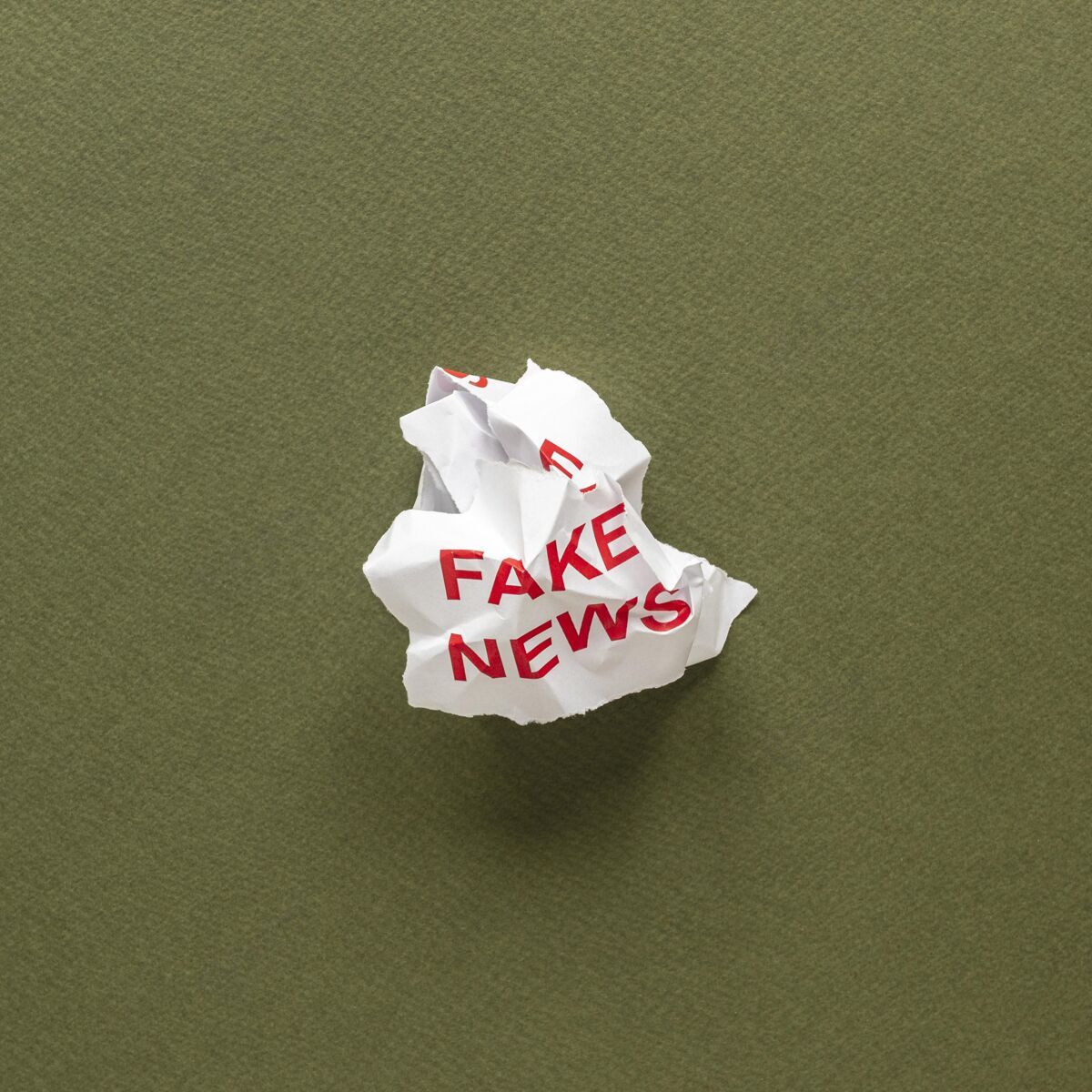 碎纸碎纸上有假新闻操纵信息新闻