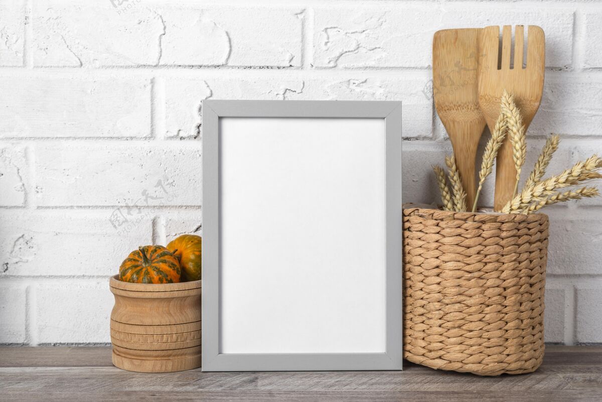 空白框架厨房柜台上的空白框架厨房工具南瓜篮子