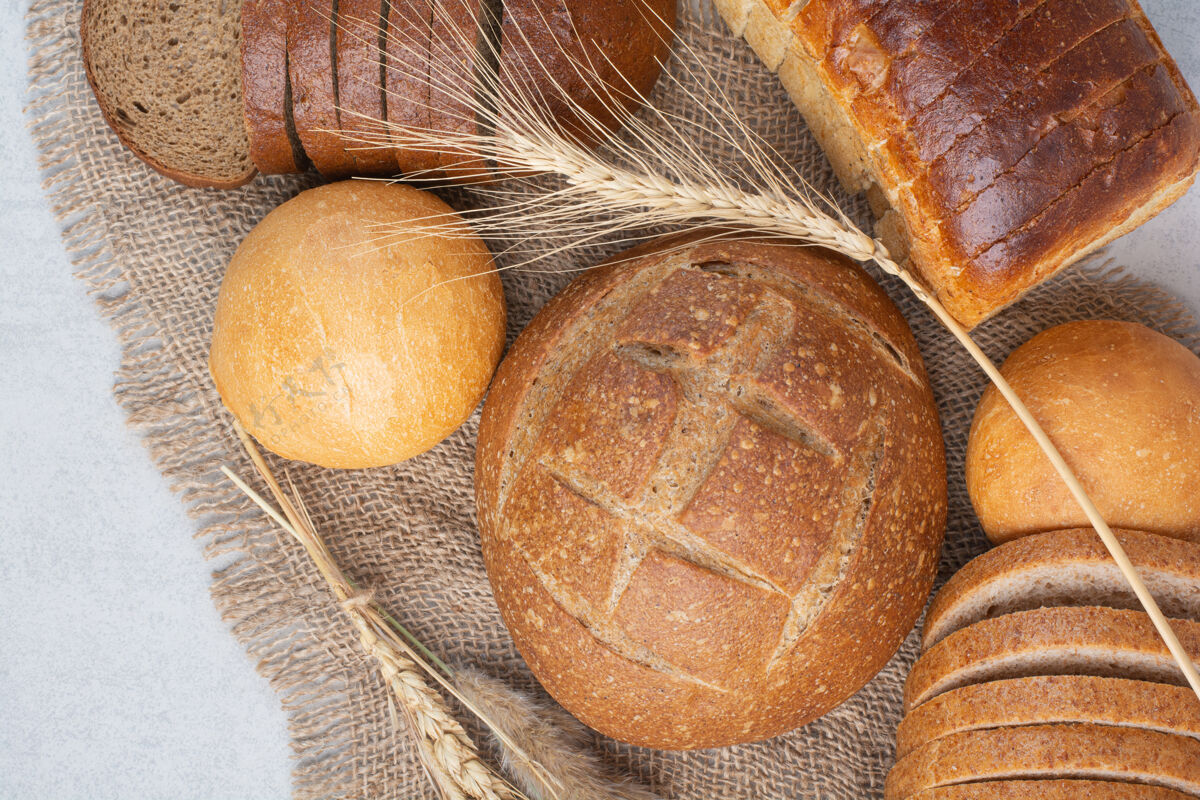粗麻布各种自制的小麦粗麻布面包高品质的照片吃种子面包