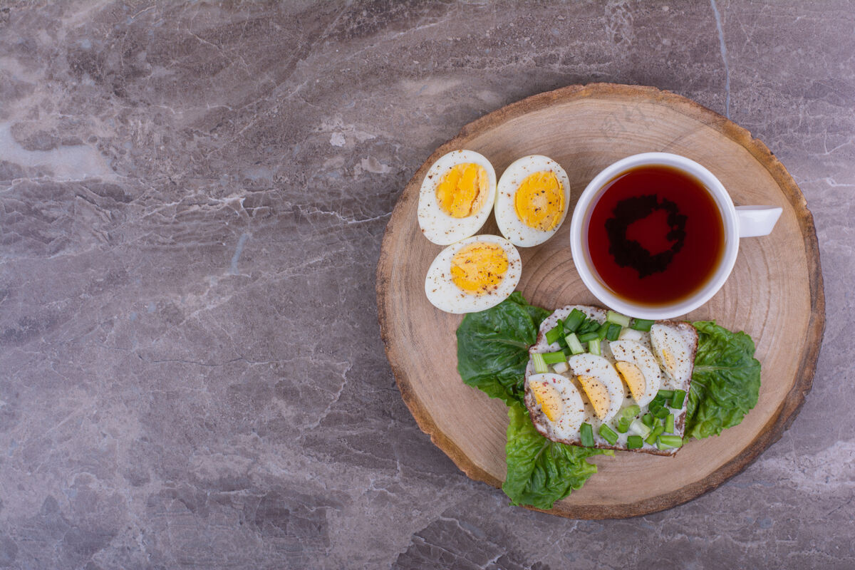 木头鸡蛋三明治配香草和一杯茶生物剁碎餐厅