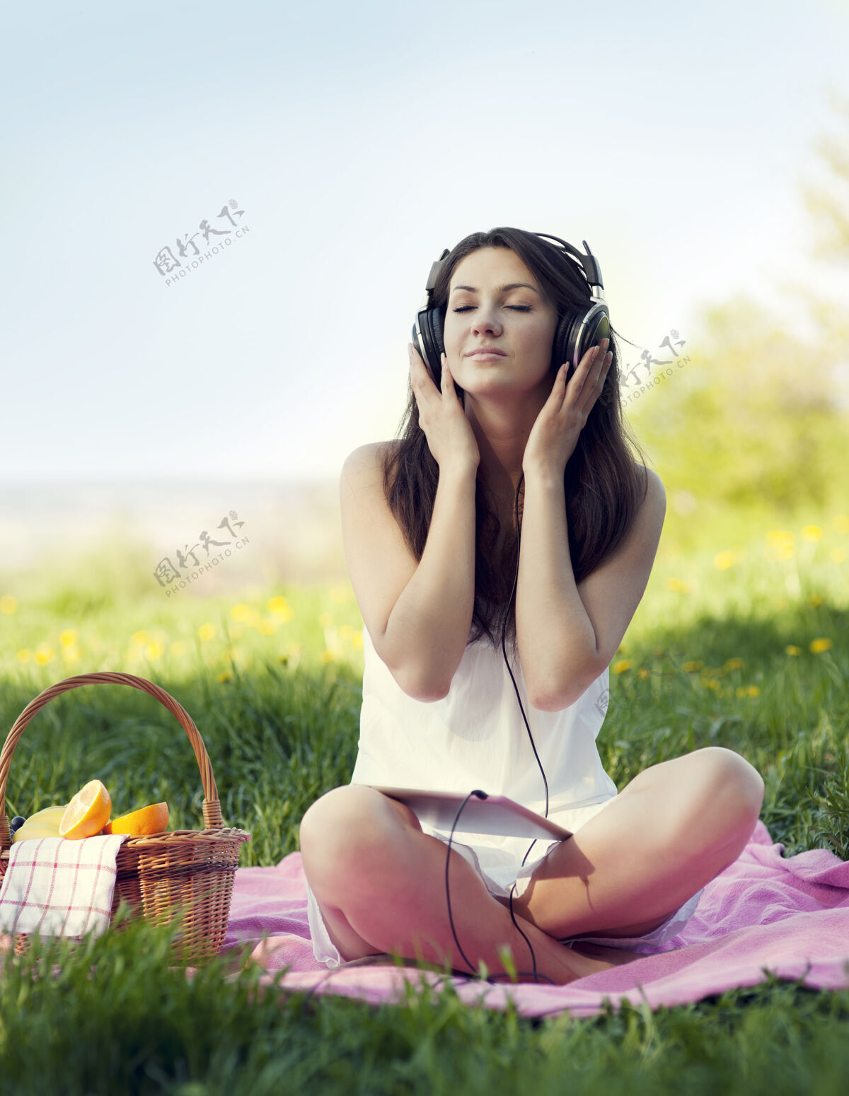 快乐听音乐的年轻女子阳光白色肖像