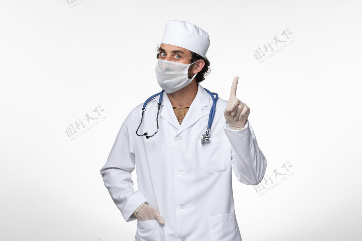 医疗正面图：男医生穿着医疗服 戴着口罩 以防白墙病毒的传播套装人视图