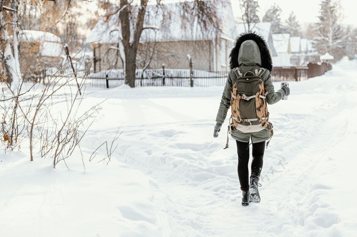 场景冬天背着背包的女人女人雪冬天