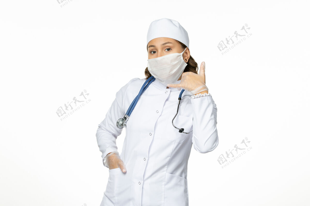 人员正面图女医生身穿白色医疗服 戴口罩 因白色办公桌上有冠状病毒大流行性疾病隔离冠状病毒套装前台药品