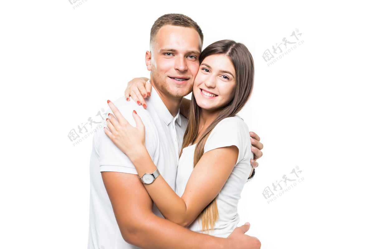 看美丽的微笑拥抱对方的年轻夫妇孤立在白色的背景情人感情年