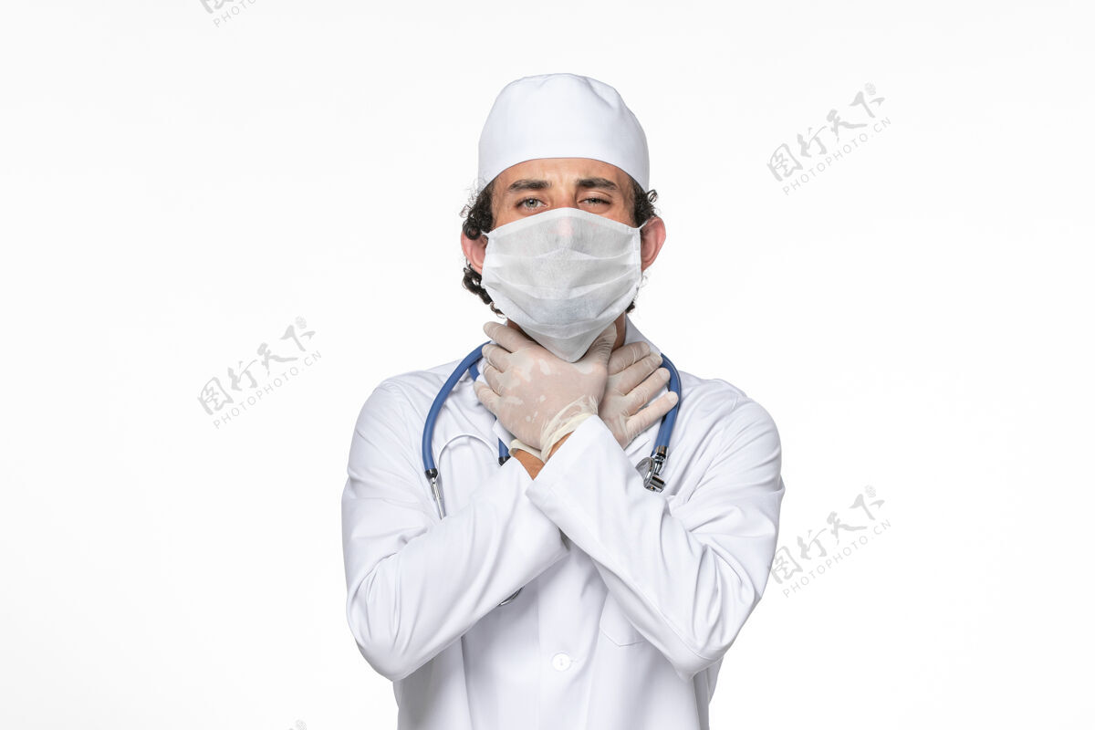 面具正面图：男医生穿着医疗服 戴着口罩 防止白墙病毒溅起冠状病毒大流行男性防护冠状病毒