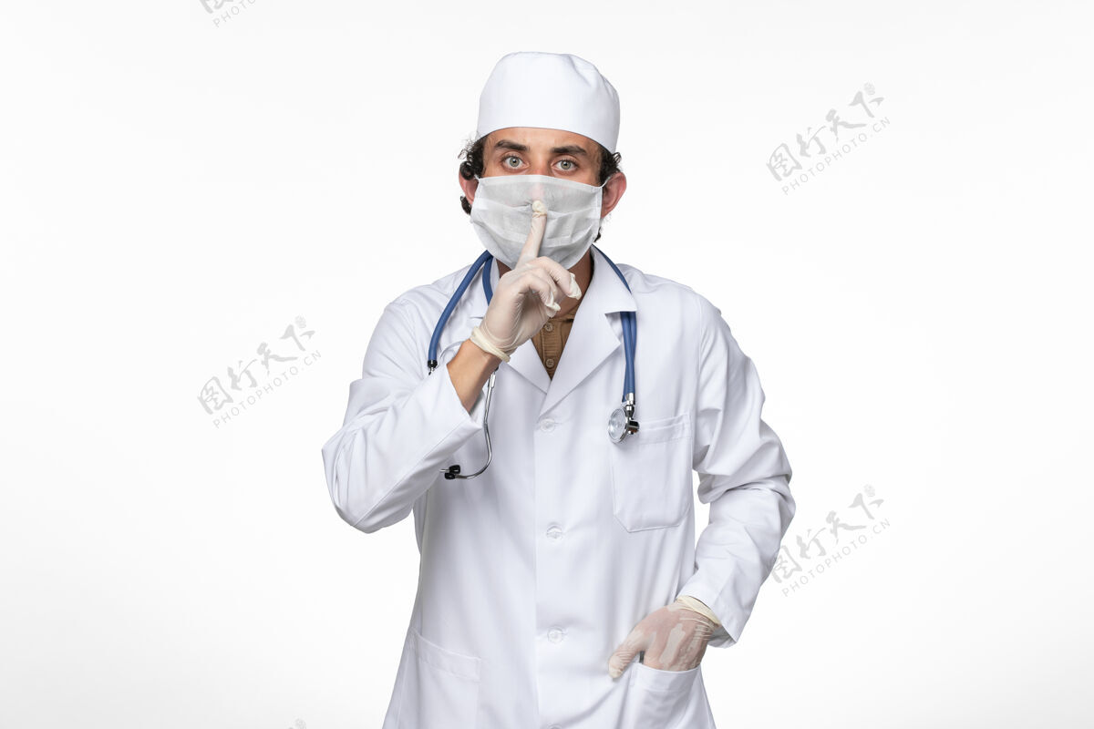 医疗正面图身穿医疗服的男医生戴着无菌口罩 以防止柯维德-白墙病毒疾病柯维德大流行疾病灯光正面男性