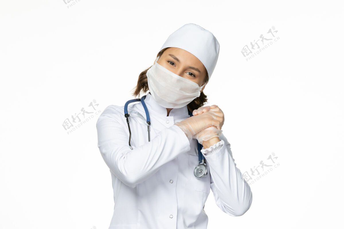 医学正面图女医生穿着白色的医疗服 戴着白色的口罩在白墙上的潘多米病毒病药疾病人病毒