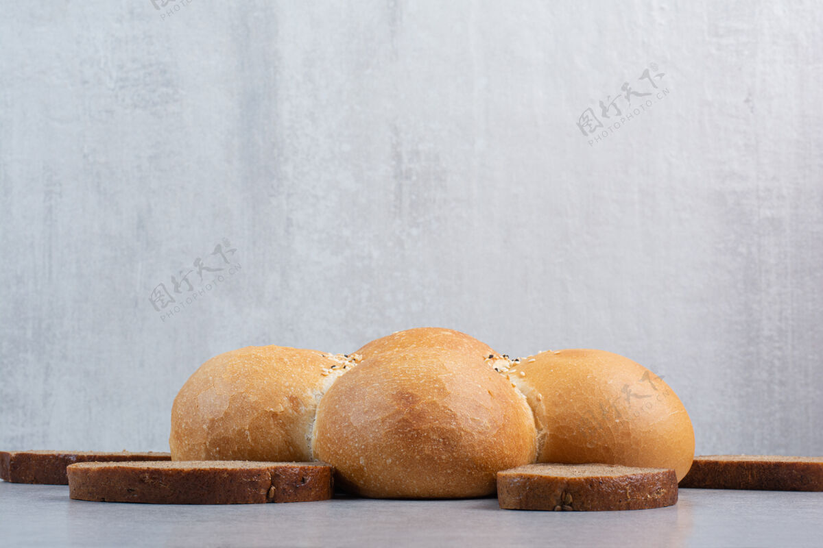 小麦白色背景上的花形面包和面包片高品质照片新鲜食用自制
