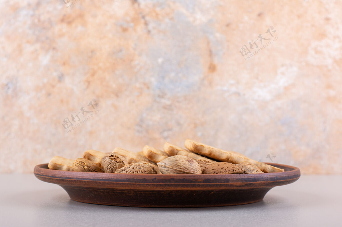 农业白色背景上的有机杏仁和饼干高品质照片果壳杏仁果仁