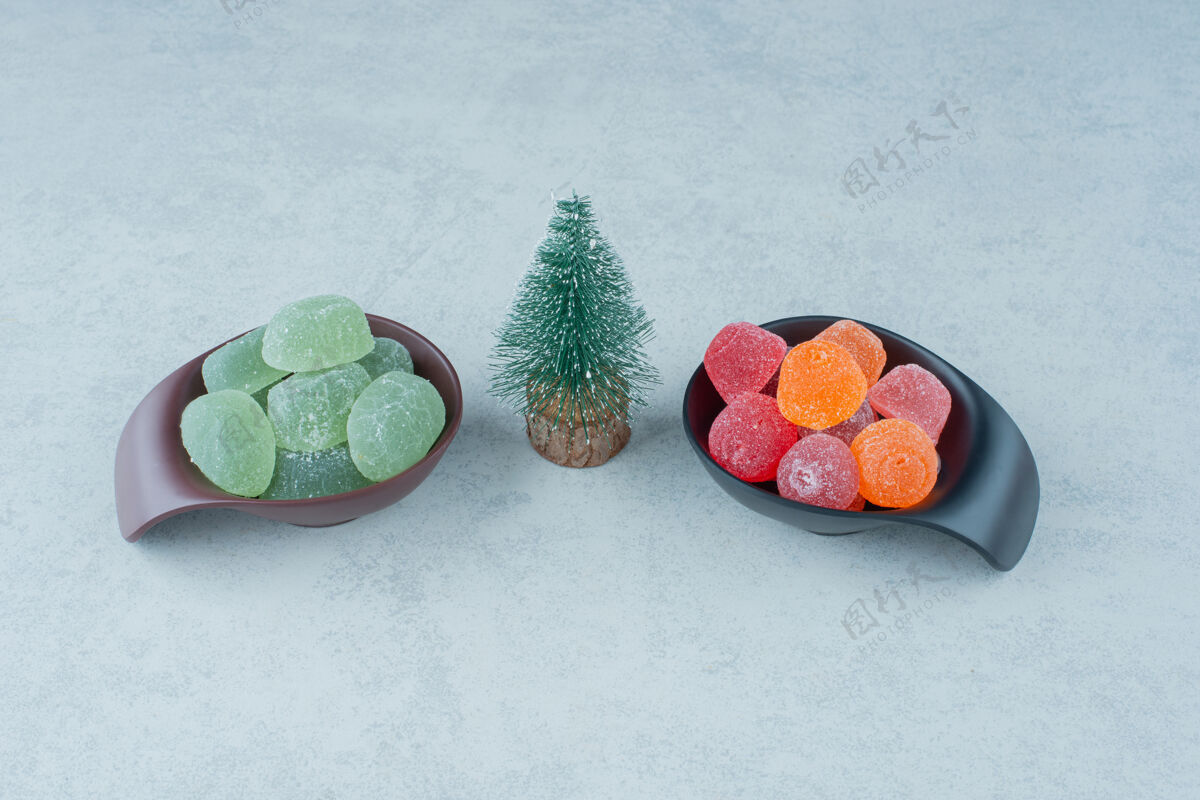好吃两盘深色的糖果酱和圣诞小树…高品质的照片果酱圣诞树可食用