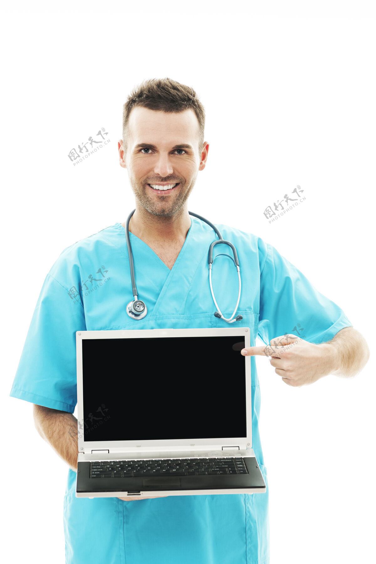 通讯微笑的外科医生指着笔记本电脑指点白色背景笔记本电脑