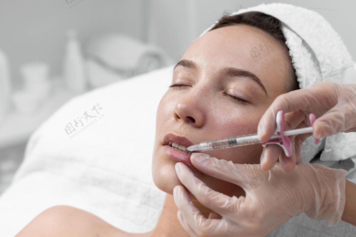 填充物美容师在给女性客户注射填充物注射美容治疗美容治疗
