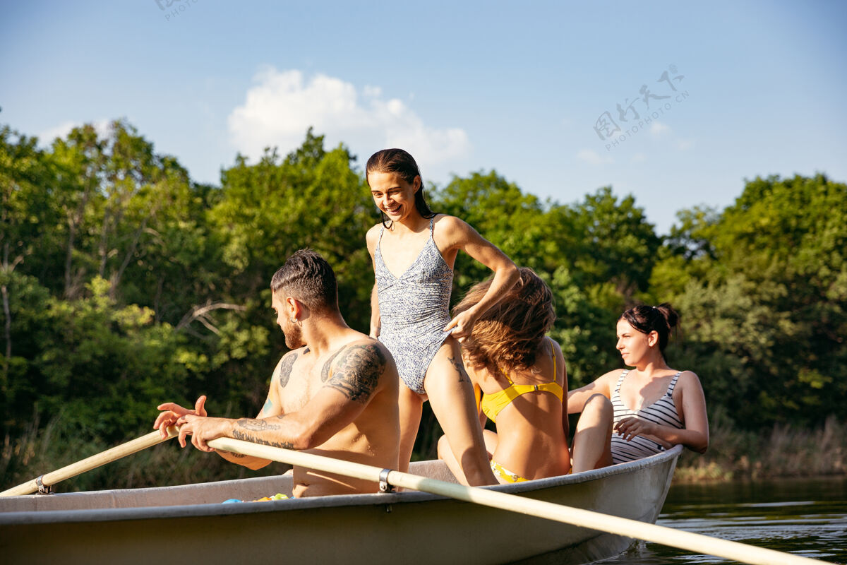 庆祝一群快乐的朋友在河里欢笑和游泳泳装跑步河流