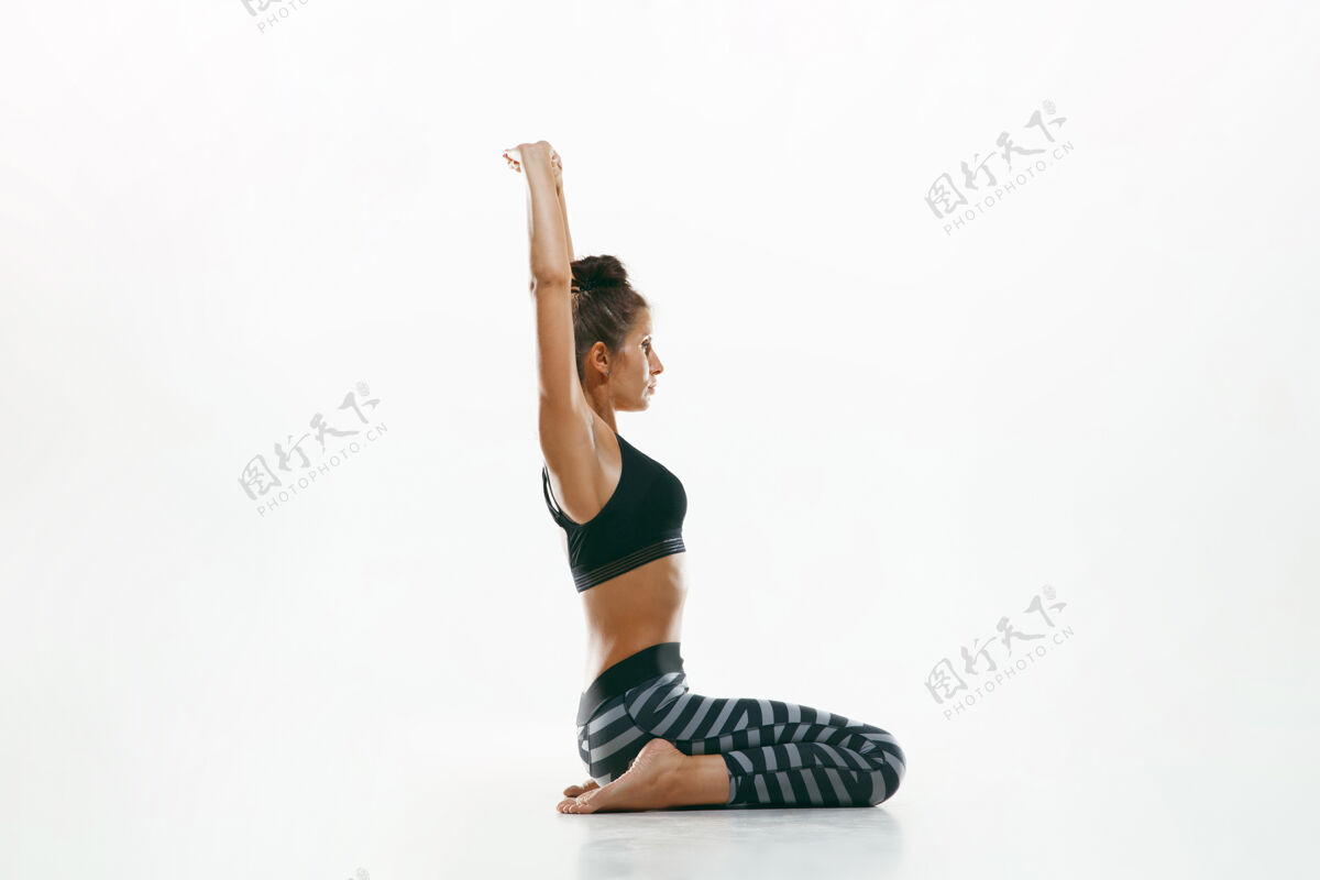 女子在运动空间练习瑜伽的年轻女性专业体位法活跃