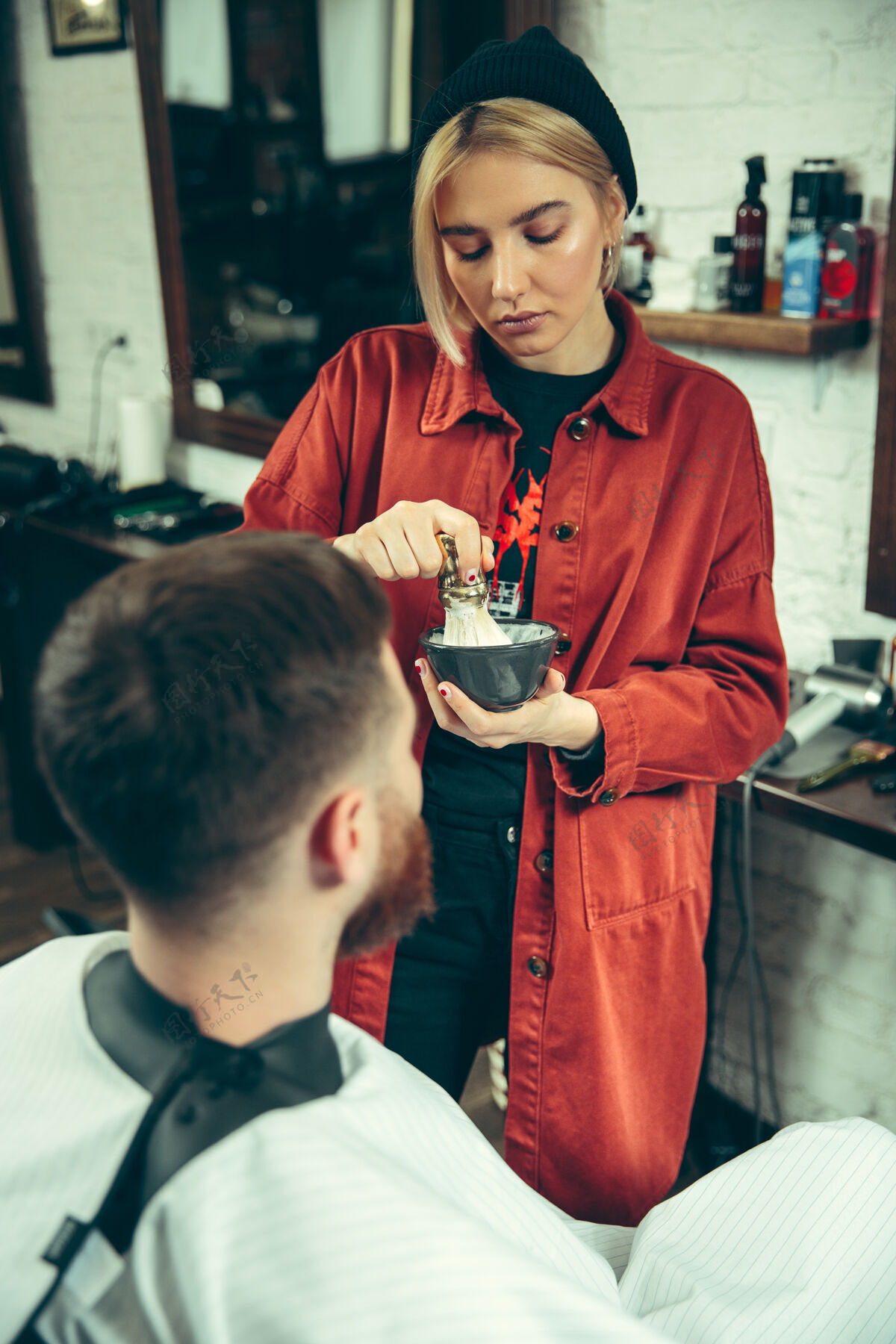 刷子客户在理发店剃须女理发师在沙龙性别平等平等男性发型师