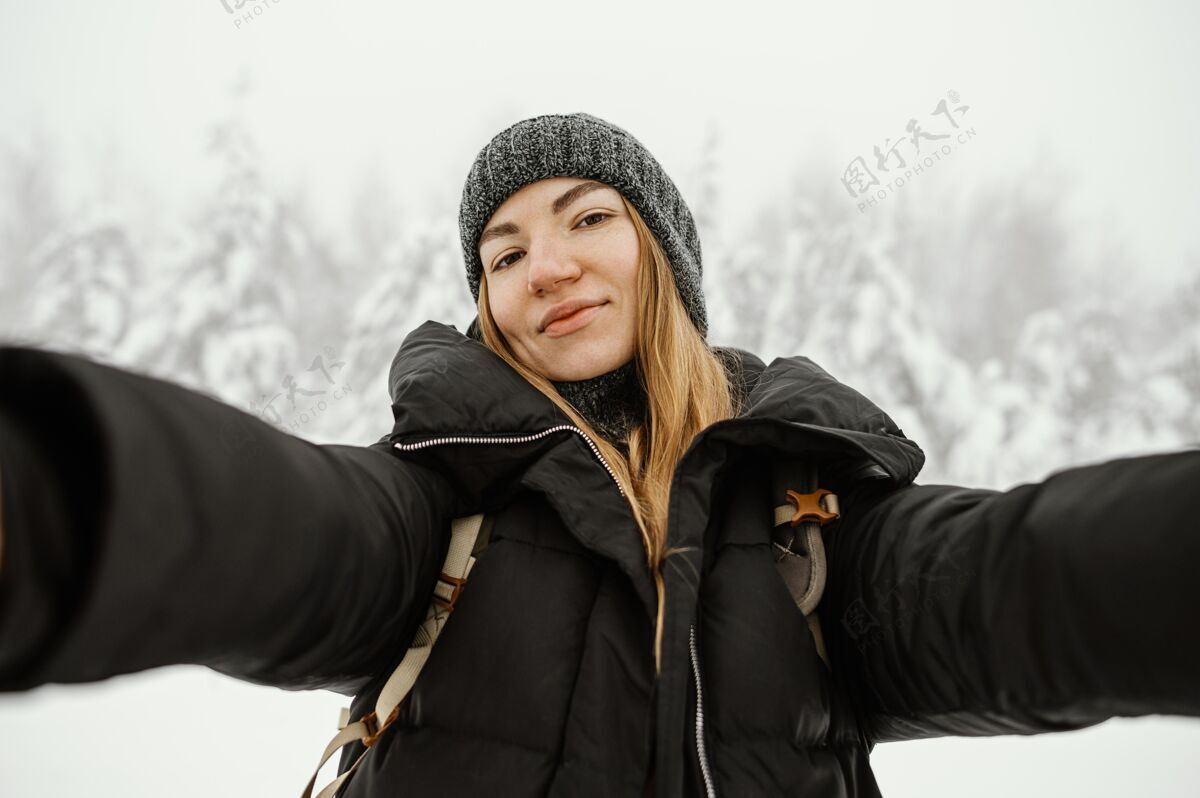 女人在冬日为年轻女子画像雪年轻人肖像