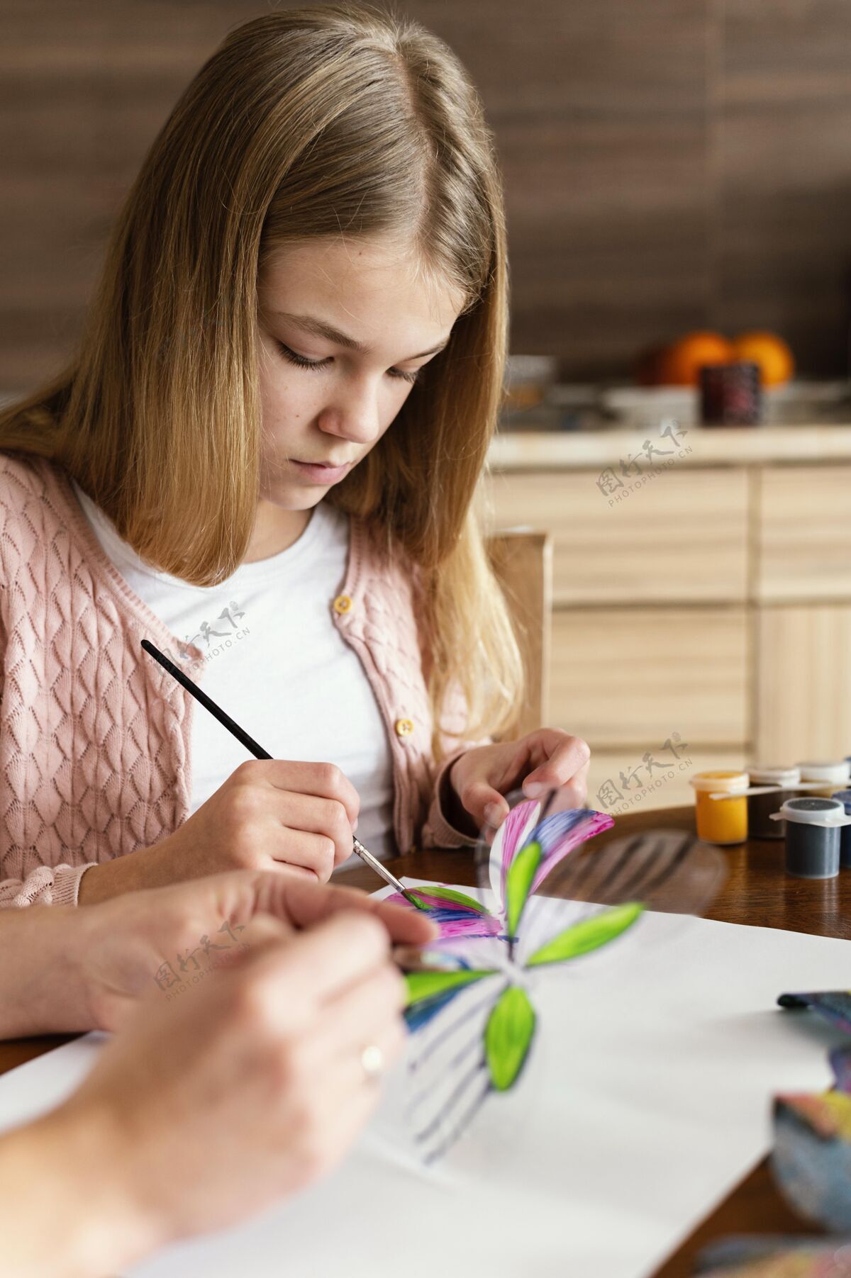 生活方式特写女孩画蝴蝶艺术绘画内部
