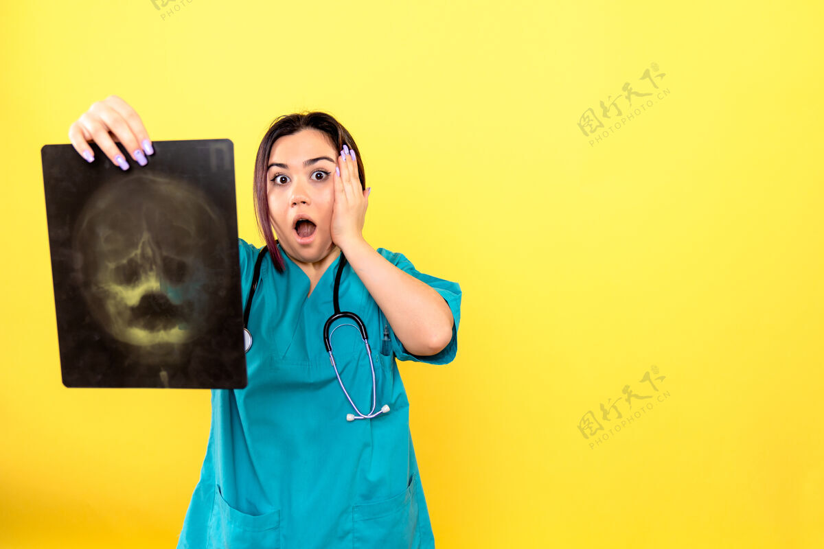 可爱放射科医生的侧视图手里拿着x光片的放射科医生快乐手漂亮