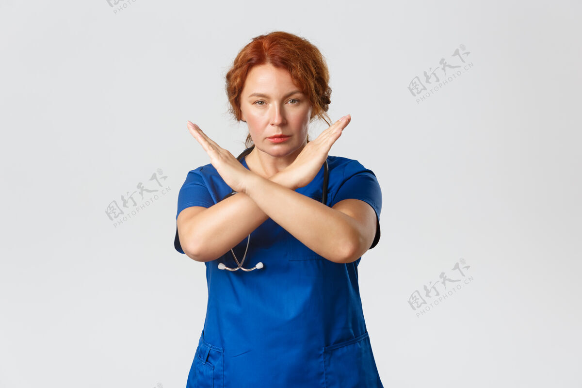人红发中年护士摆姿势护士女人保健