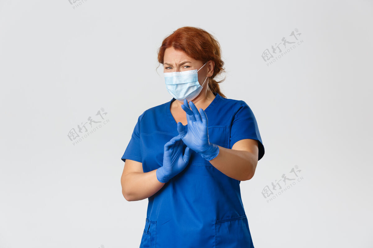 女人红发中年护士摆姿势保健护士女人