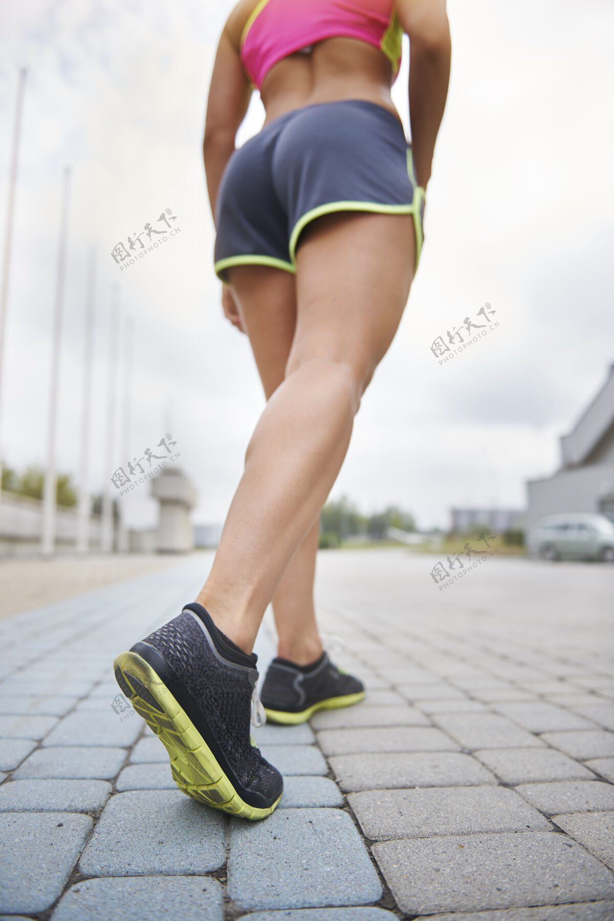 跑步年轻女子在户外锻炼人的腿之前要经过艰苦的训练健身动作满意度