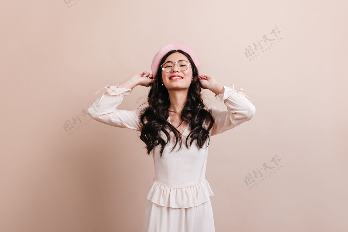 时尚灵感来自于戴贝雷帽的中国女士一些穿着时髦服装的亚洲女孩的正面照片魅力韩国成人