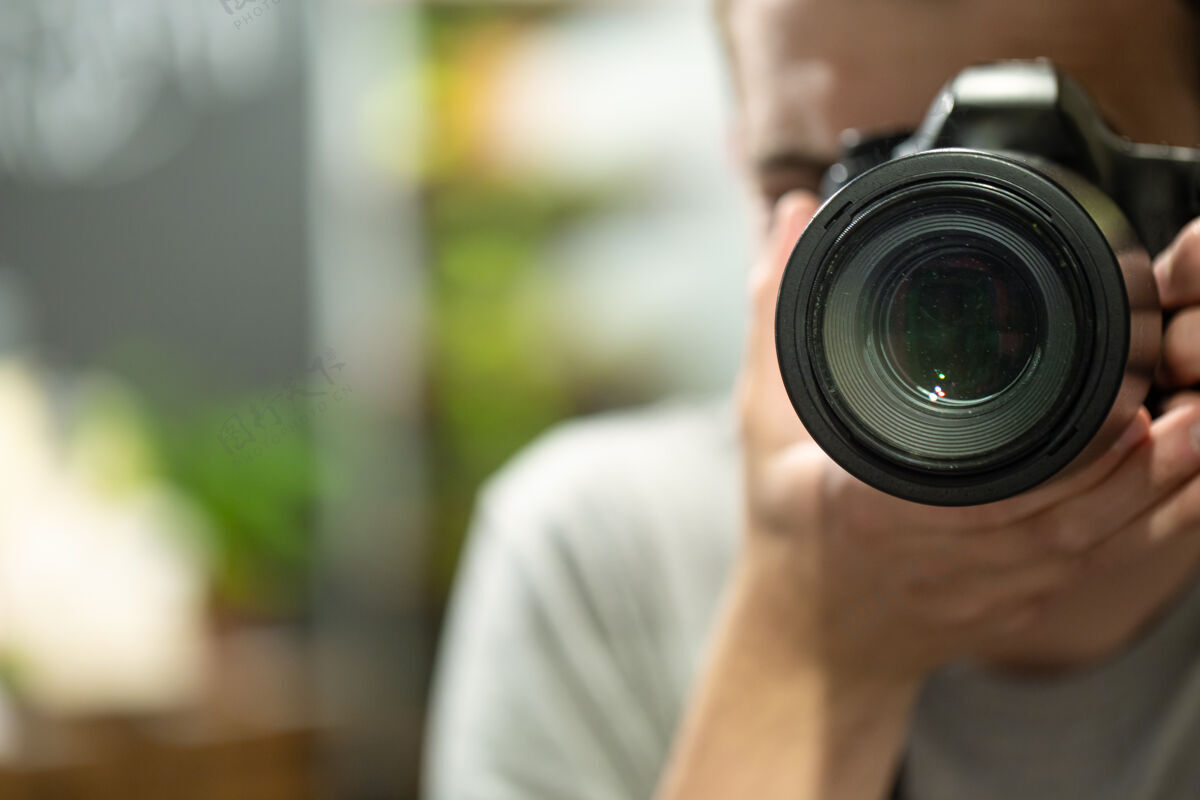 镜头镜子里的倒影是一个男人用相机复制的空间数码相机设备摄影师