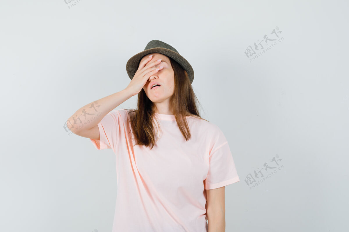 青春年轻的女性手拉手 穿着粉色t恤 戴着帽子 看上去健忘正面图休闲时尚帽子