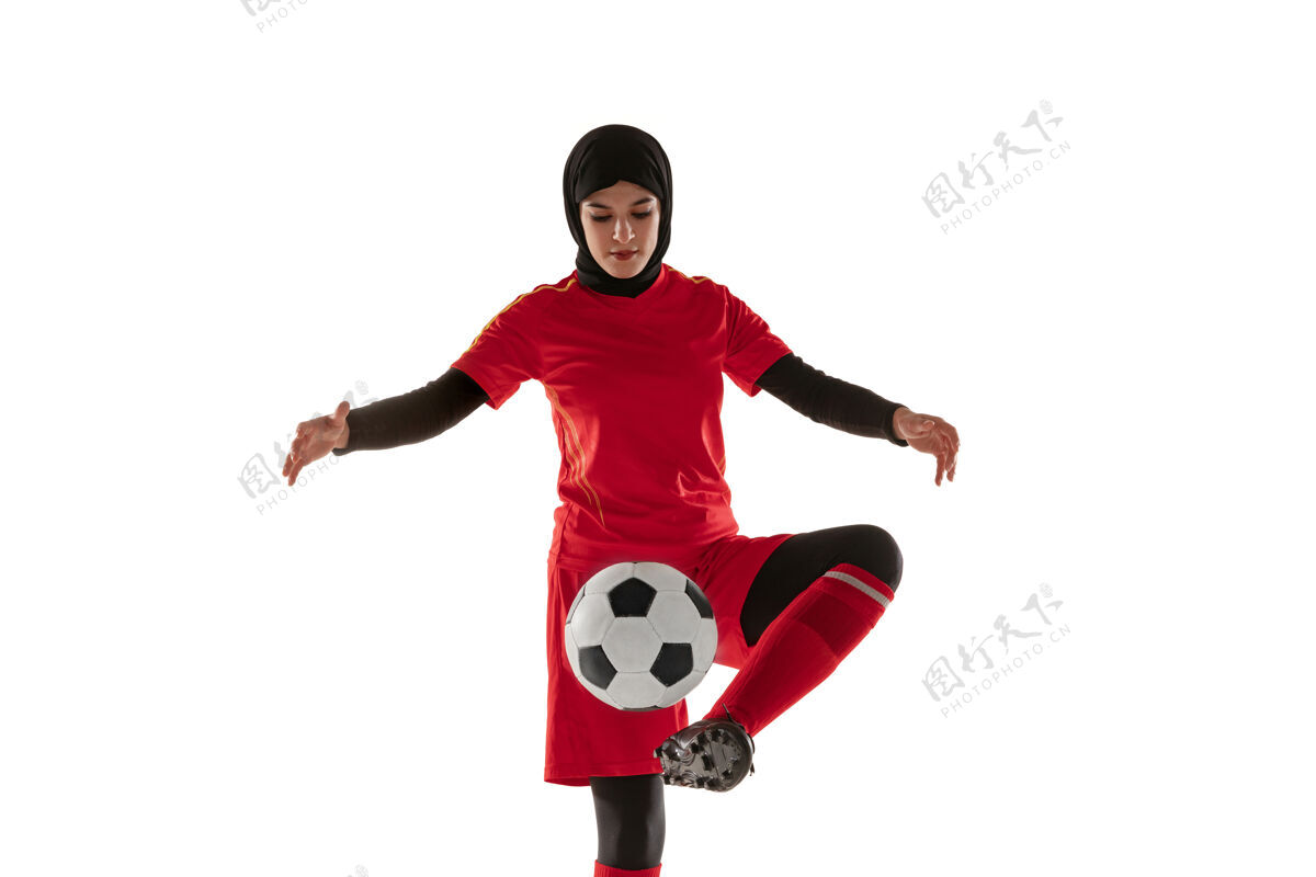 享受阿拉伯女子足球或足球运动员 背景为白色工作室年轻女子踢球 训练 运动和动作练习球动作女子