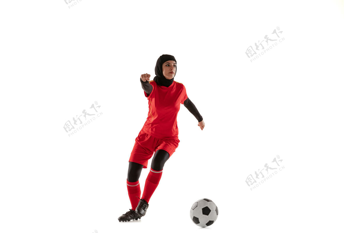 享受阿拉伯女子足球或足球运动员 背景为白色工作室年轻女子踢球 训练 运动和动作练习动作白色装备