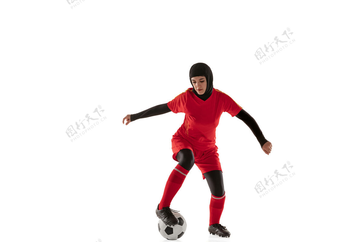 姿势阿拉伯女子足球或足球运动员 背景为白色工作室年轻女子踢球 训练 运动和动作练习足球享受训练