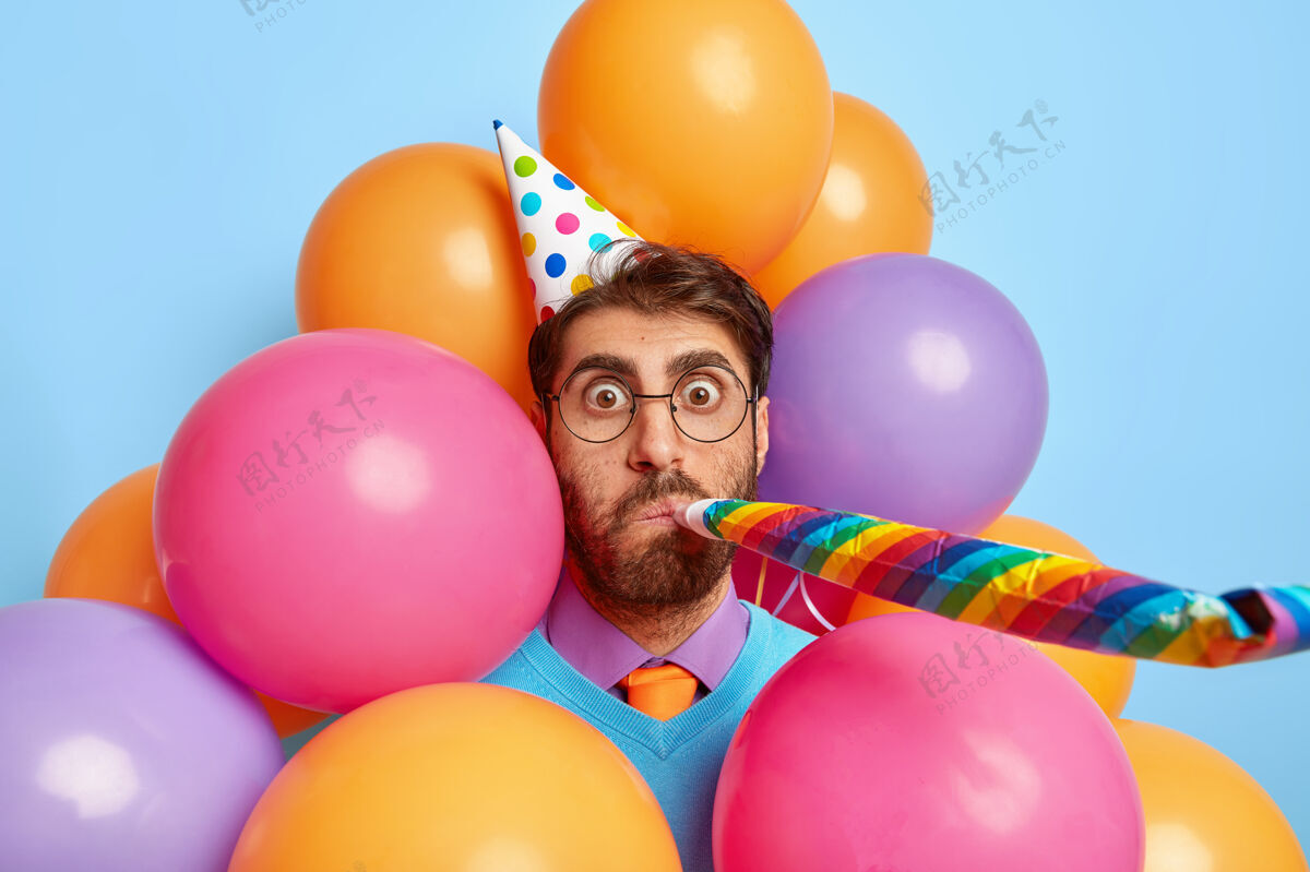 生日被派对气球包围的帅哥摆姿势拼图五颜六色气球