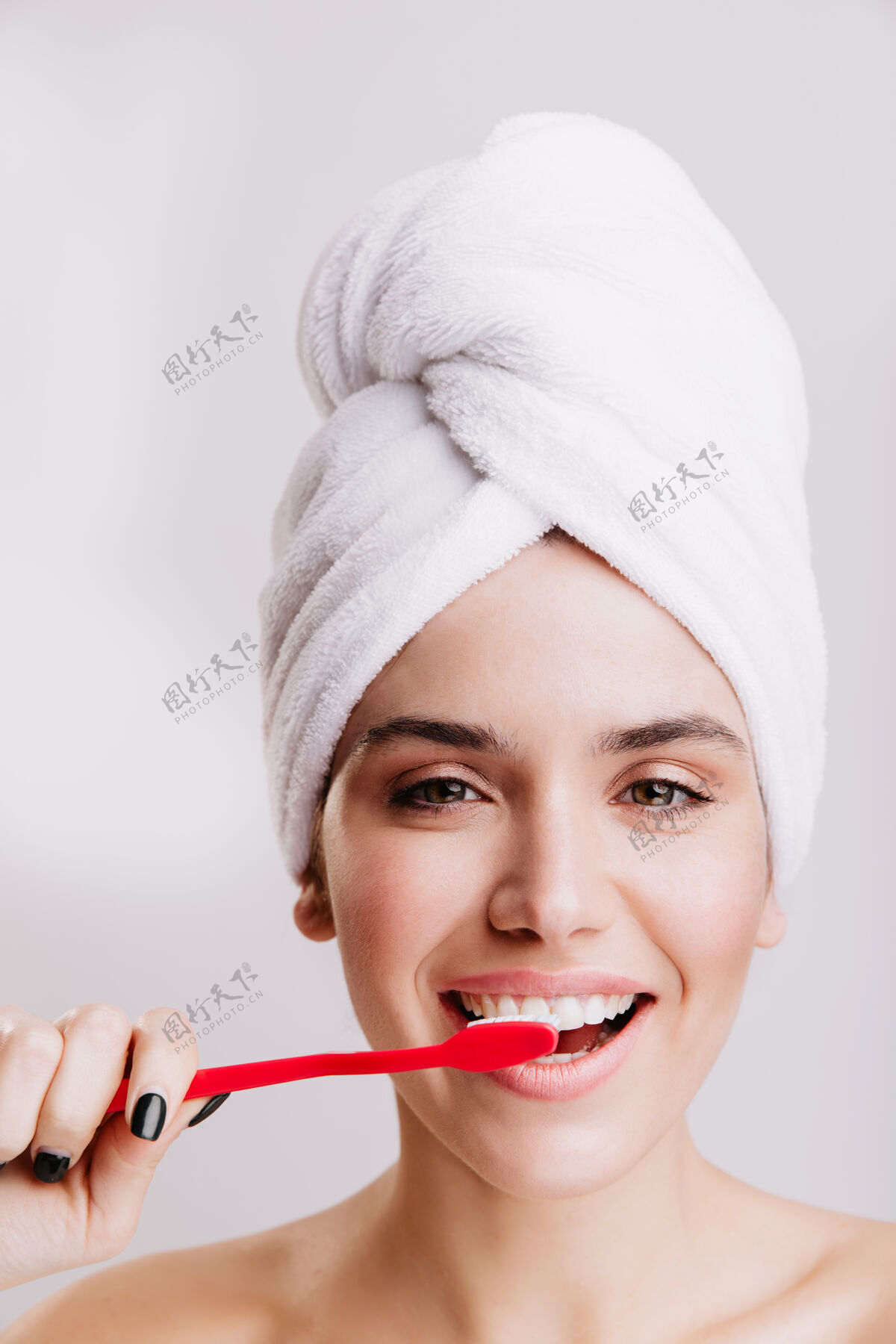 女孩早上的例行公事洗完澡的女孩在白墙上刷牙新鲜早晨例行眉毛