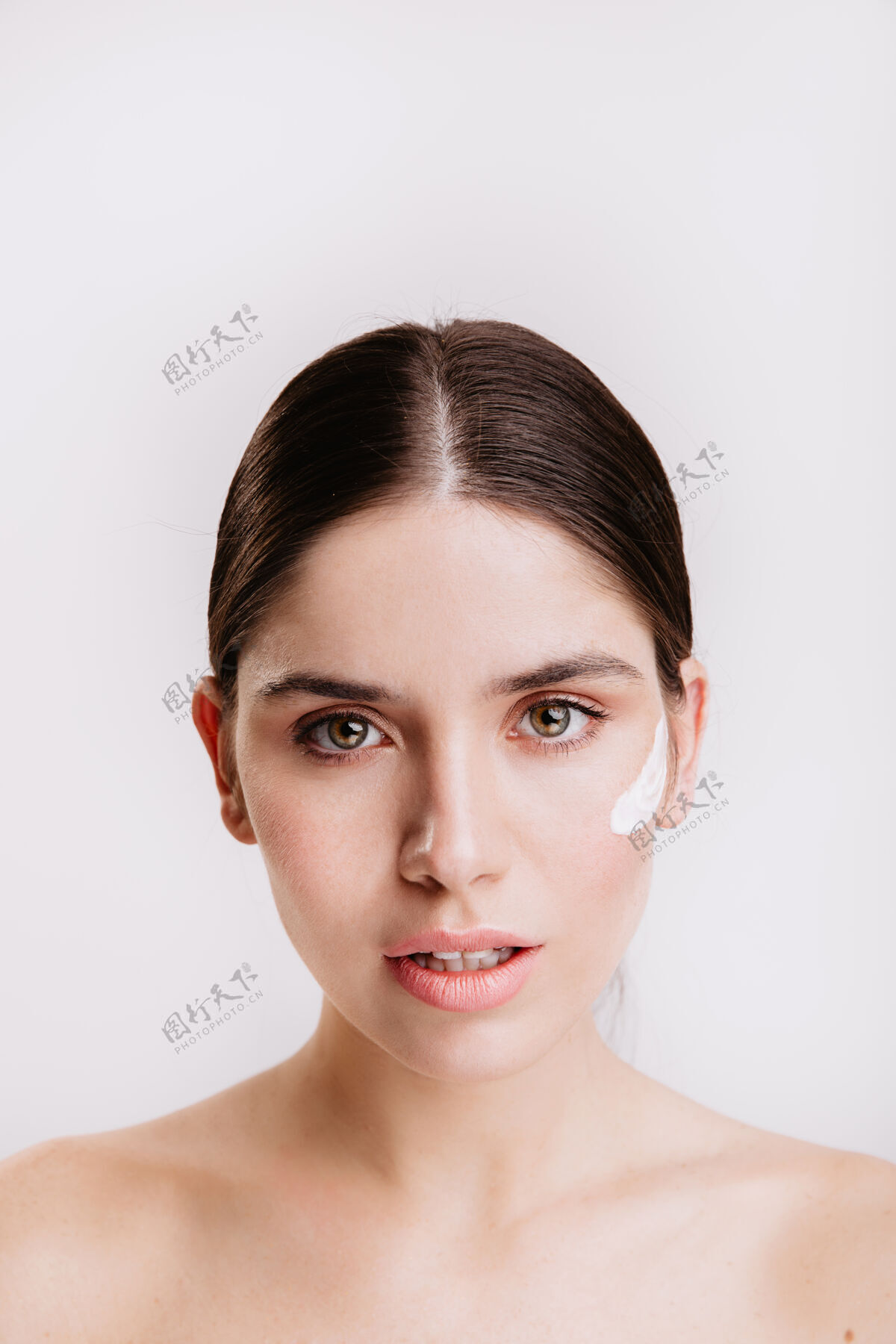年轻绿色眼睛 深色头发 皮肤健康 脸上涂着奶油的女人的特写肖像白墙上没有化妆的女孩完美清晰漂亮