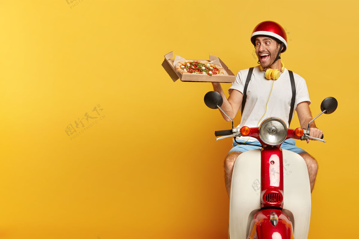 责任有责任感的帅哥司机骑着摩托 戴着红色头盔送比萨饼乘坐车辆T恤