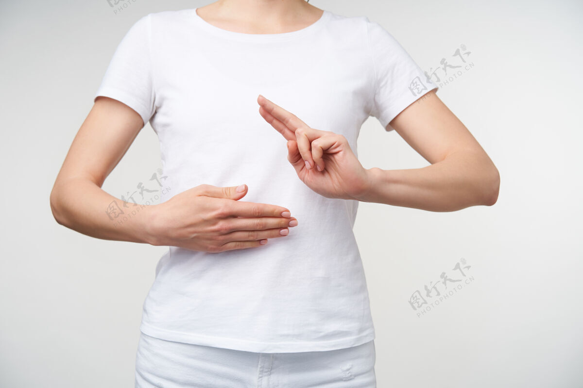 手一张年轻女子手心放在肚子上的横幅照片 在手语上显示单词“老师” 在白色背景下被孤立符号翻译特写