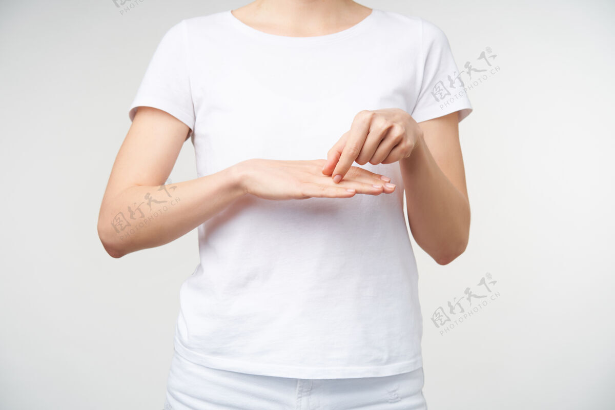 手臂女性手的剪影照片 显示妻子和丈夫使用sig语言 在白色背景上摆姿势有听力障碍的人的手势作物女人手