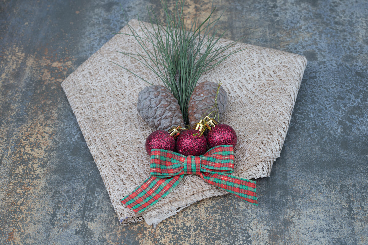 粗麻布各种圣诞装饰品和粗麻布大理石桌上高品质的照片闪亮装饰品草