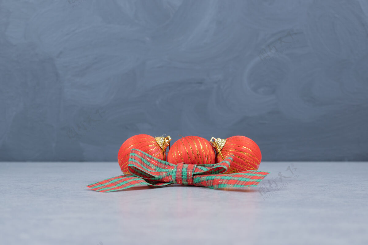 庆祝红色圣诞球和彩带的灰色背景高品质的照片装饰品节日丝带