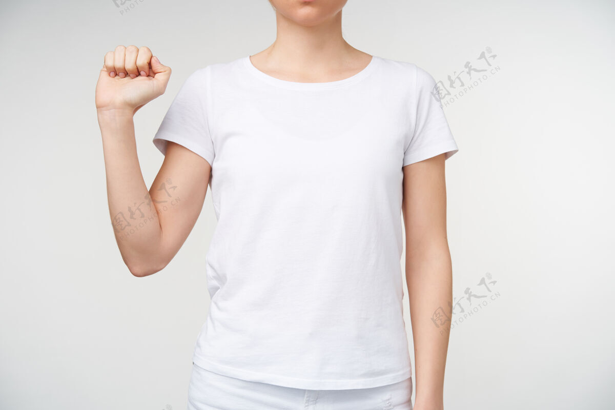 女人穿着休闲服的年轻女士在学习手语时举起手的室内照片 隔离在白色背景下有听力障碍的人的手势翻译符号手指
