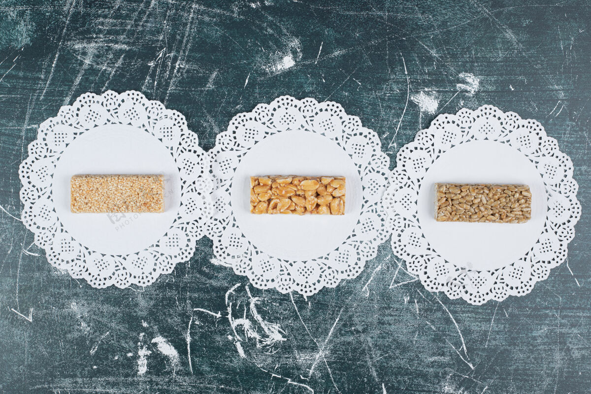 格兰诺拉麦片各种易碎糖果大理石背景高品质的照片花生棒吃