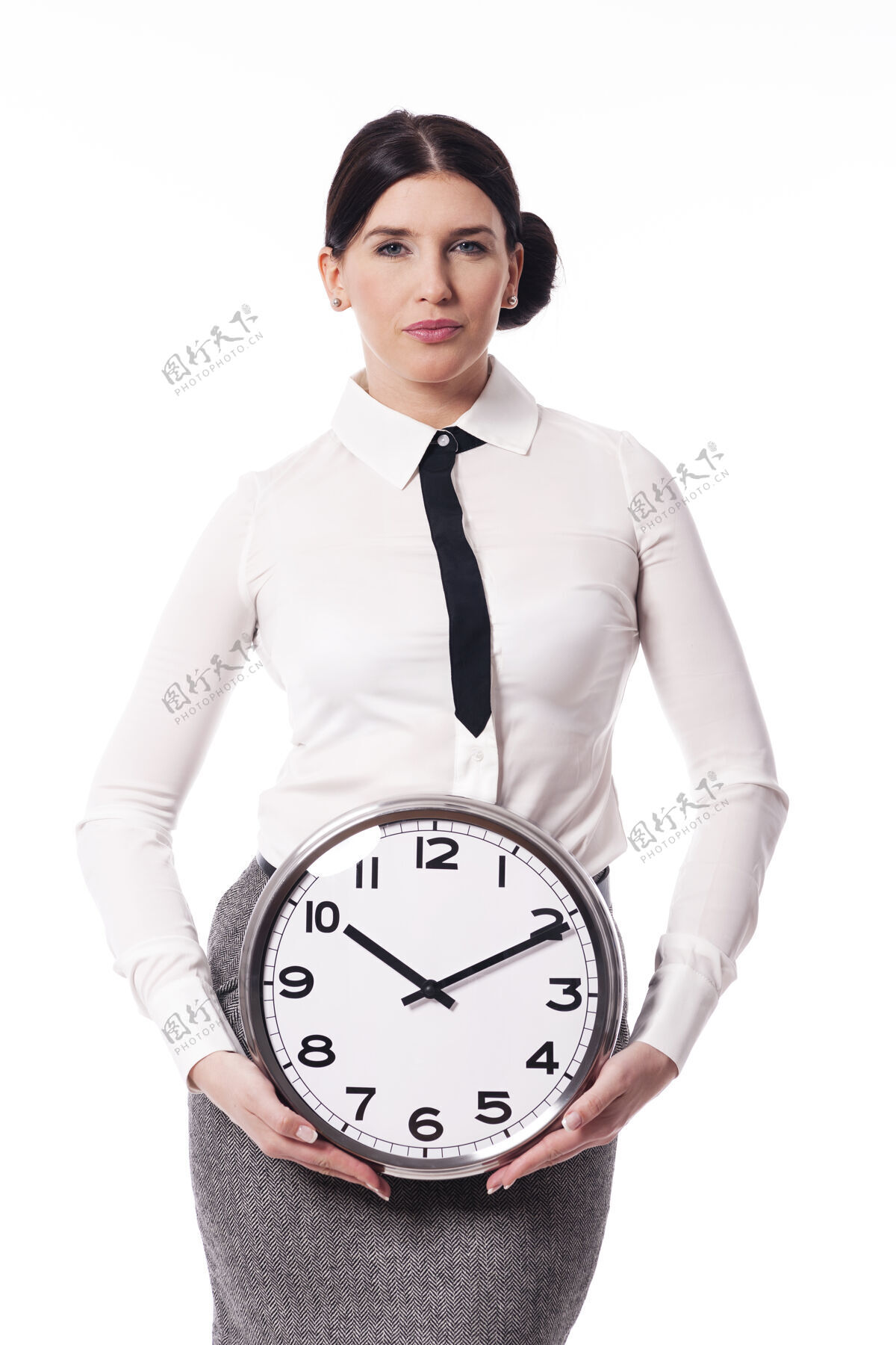 迷人的女性拿着钟的漂亮女商人手表检查时间钟表