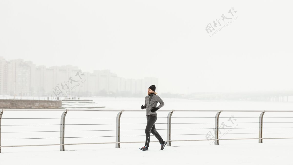 冬季在雪中户外跑步的运动员运动运动员健康