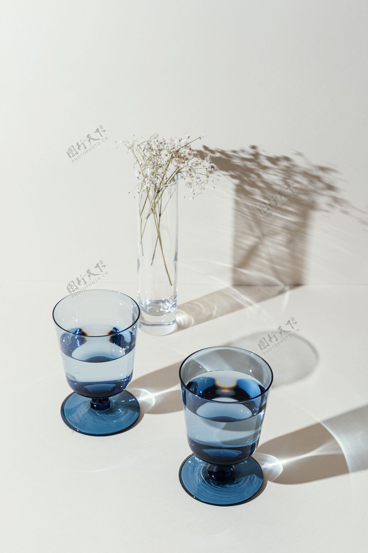 一杯水桌上有水的玻璃杯液体饮料杯子
