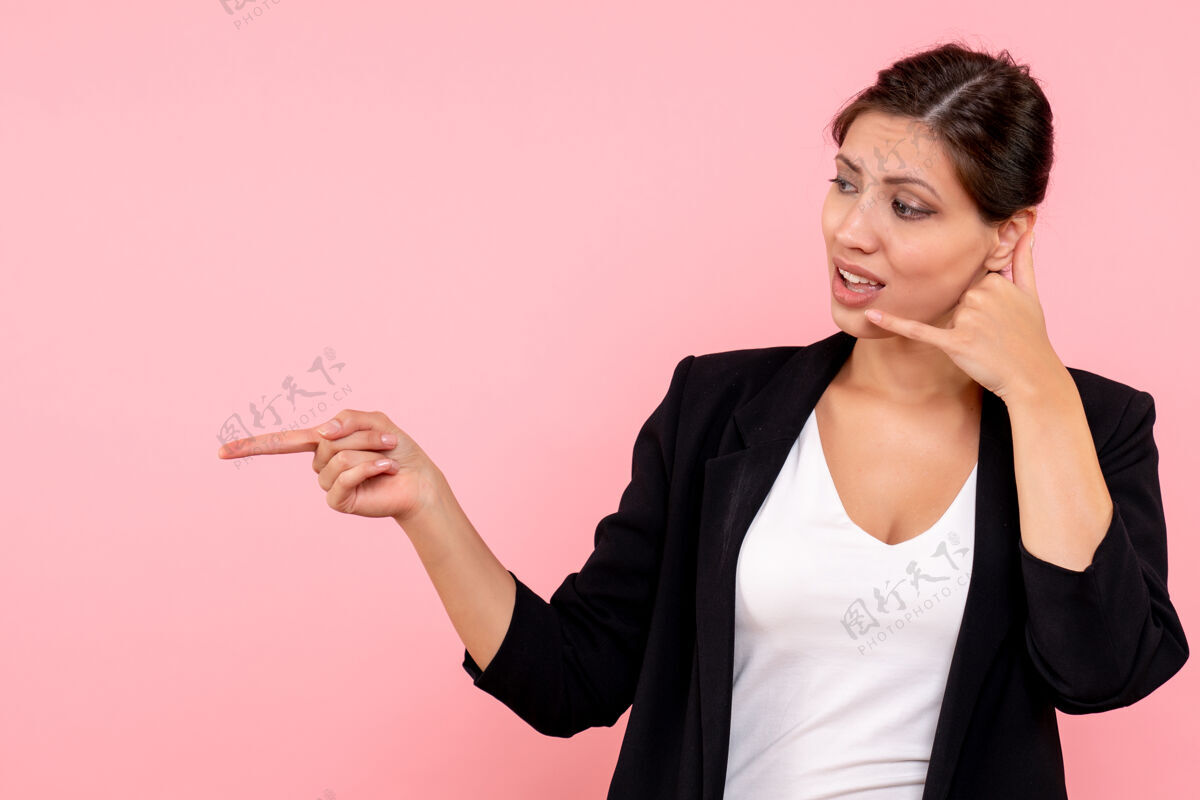 微笑正面图年轻女性穿着粉色背景的深色夹克粉色商务女士视图